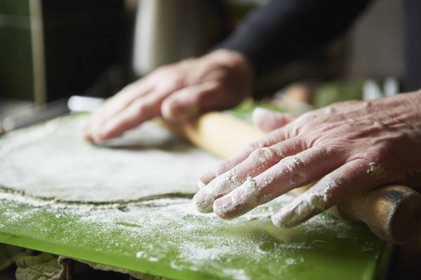 Comment intégrer des activités de forage naturelles pour un perroquet gris d'Afrique en captivité ?